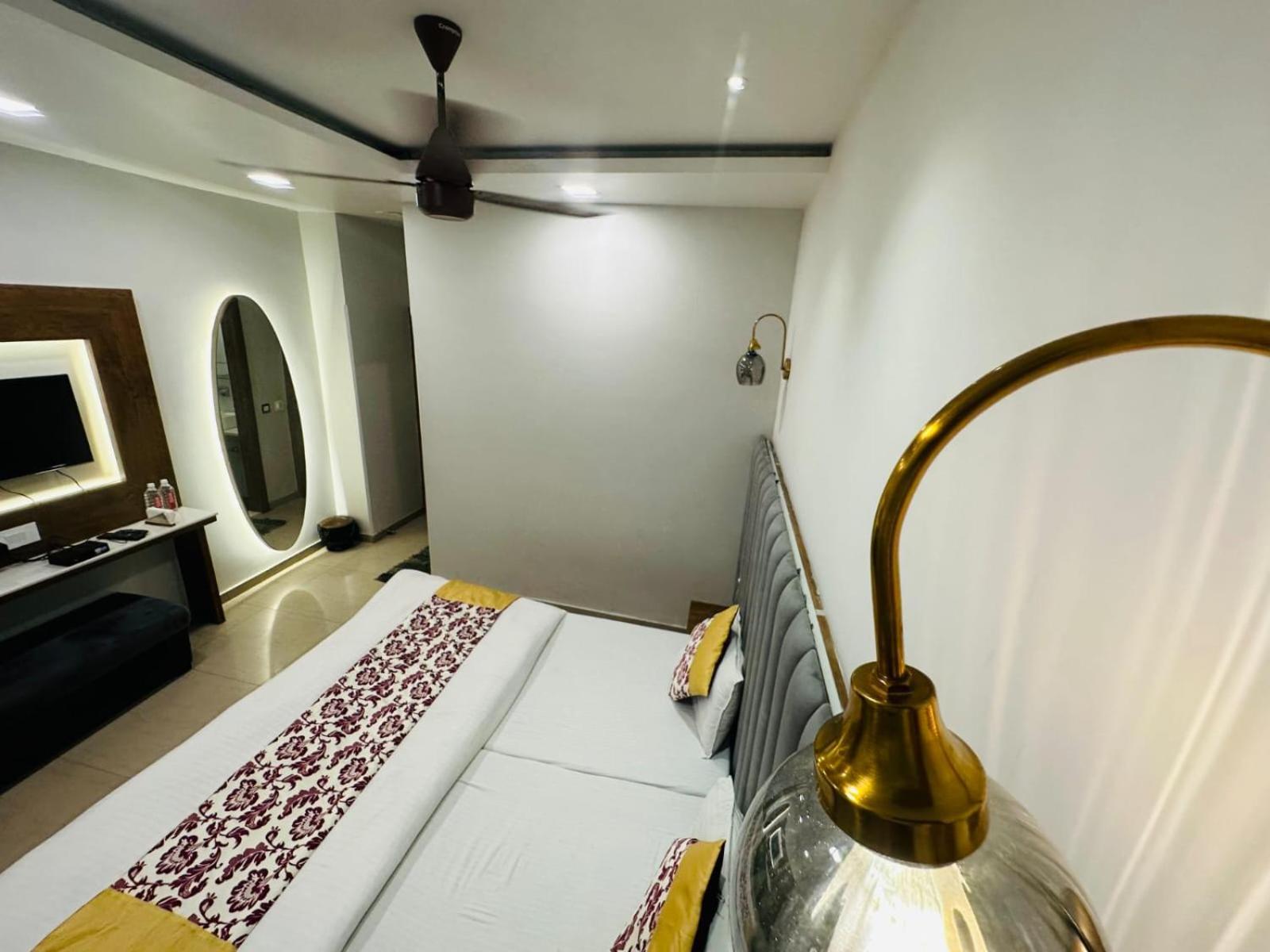 Hotel Deva Inn Варанаси Экстерьер фото