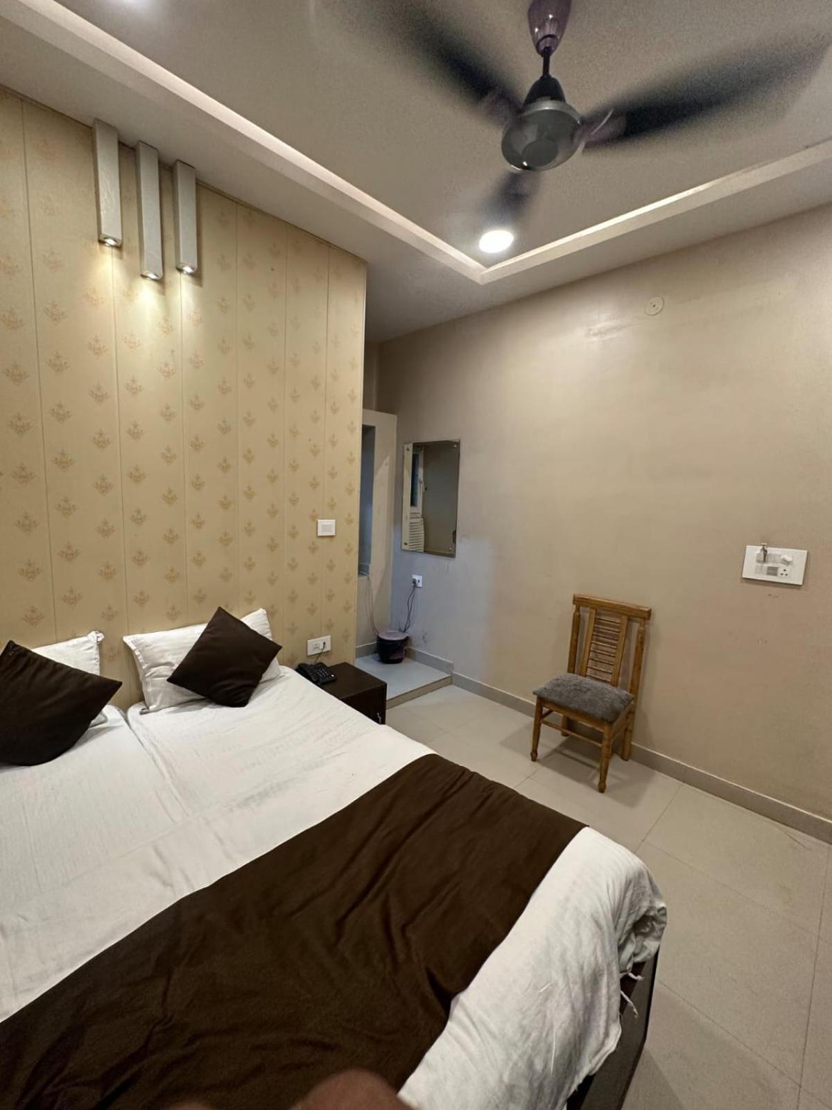 Hotel Deva Inn Варанаси Экстерьер фото