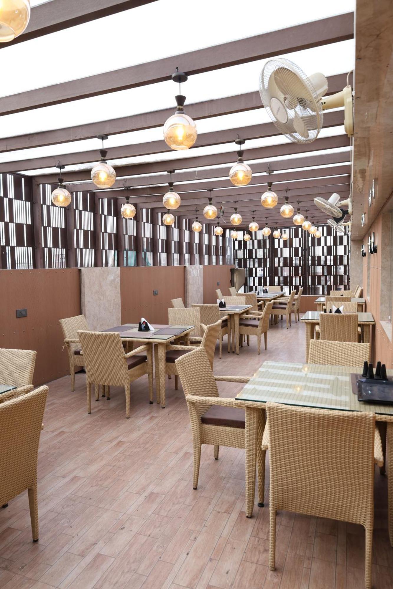 Hotel Deva Inn Варанаси Экстерьер фото