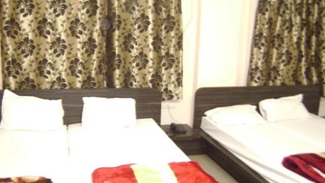Hotel Deva Inn Варанаси Экстерьер фото